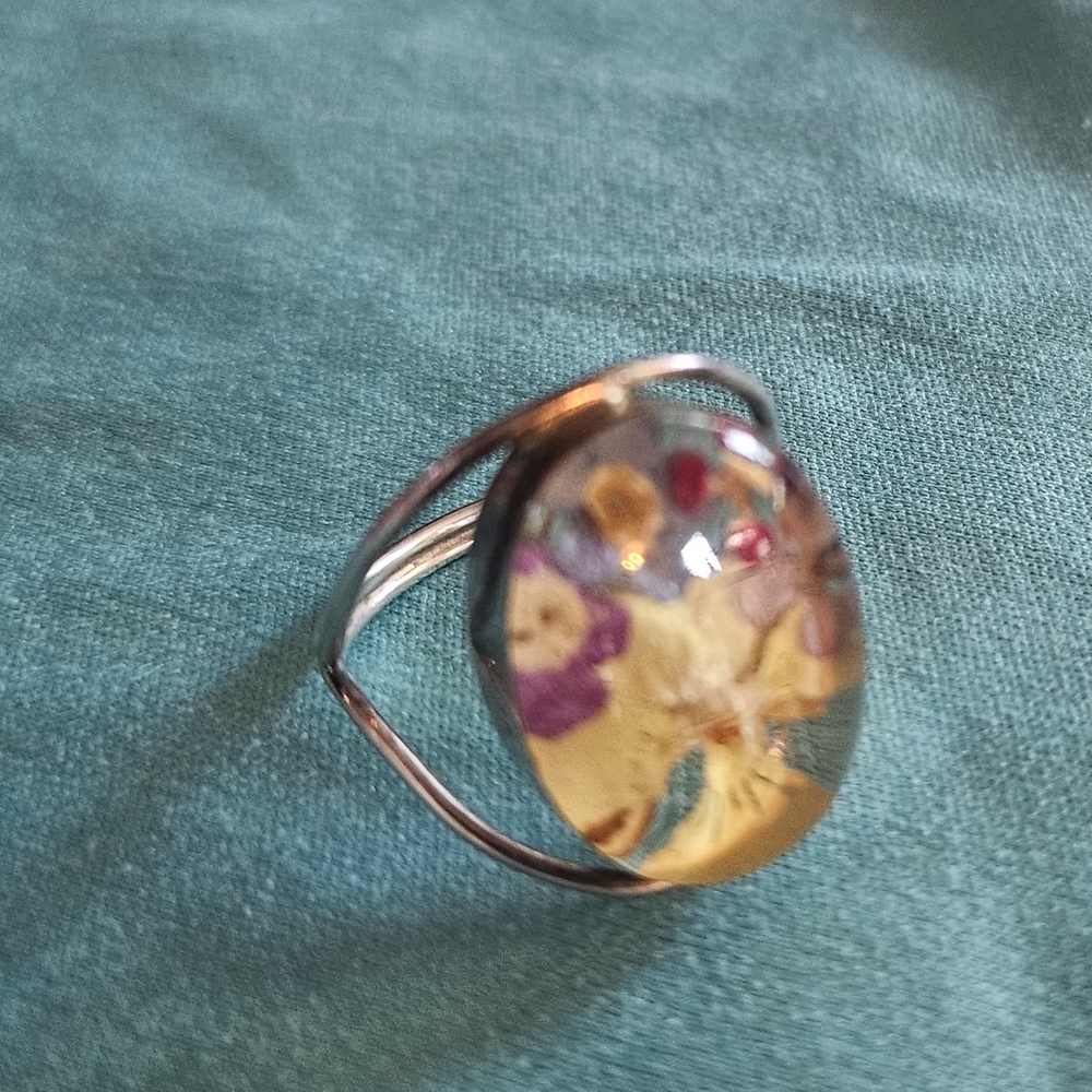 Elegant Silver and Purple Floral Ring